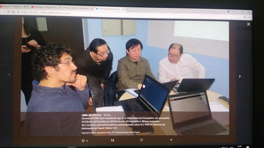 Publicación del CENS en Twitter durante el CENS Tech Tutorials en la Universidad de Concepción: cuatro participantes trabajan con notebooks sobre HL7 FHIR